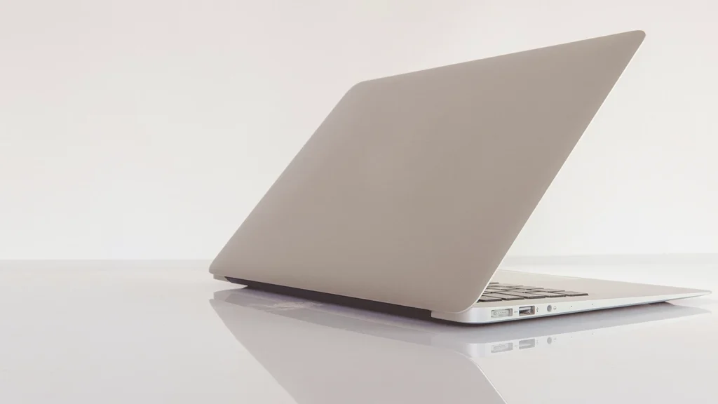 白いデスクの上にLaptop