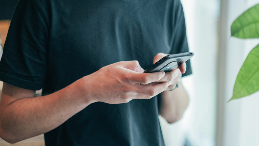 スマホで入力する男性